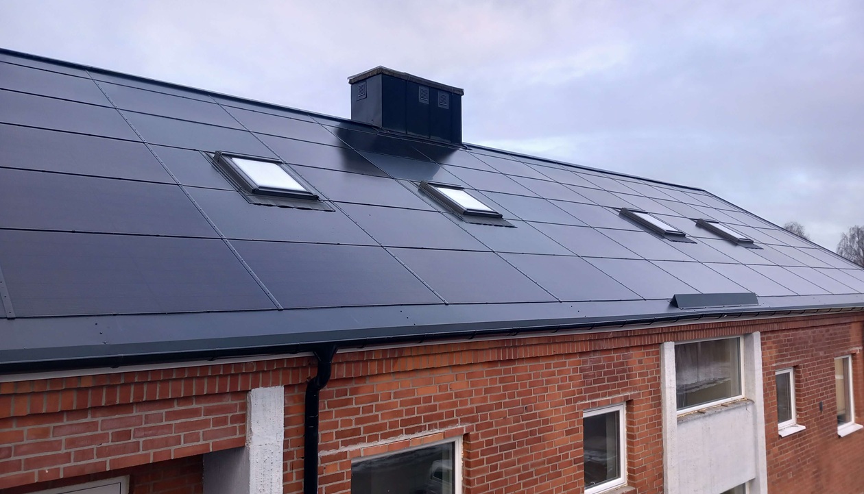 Svart tak med solceller